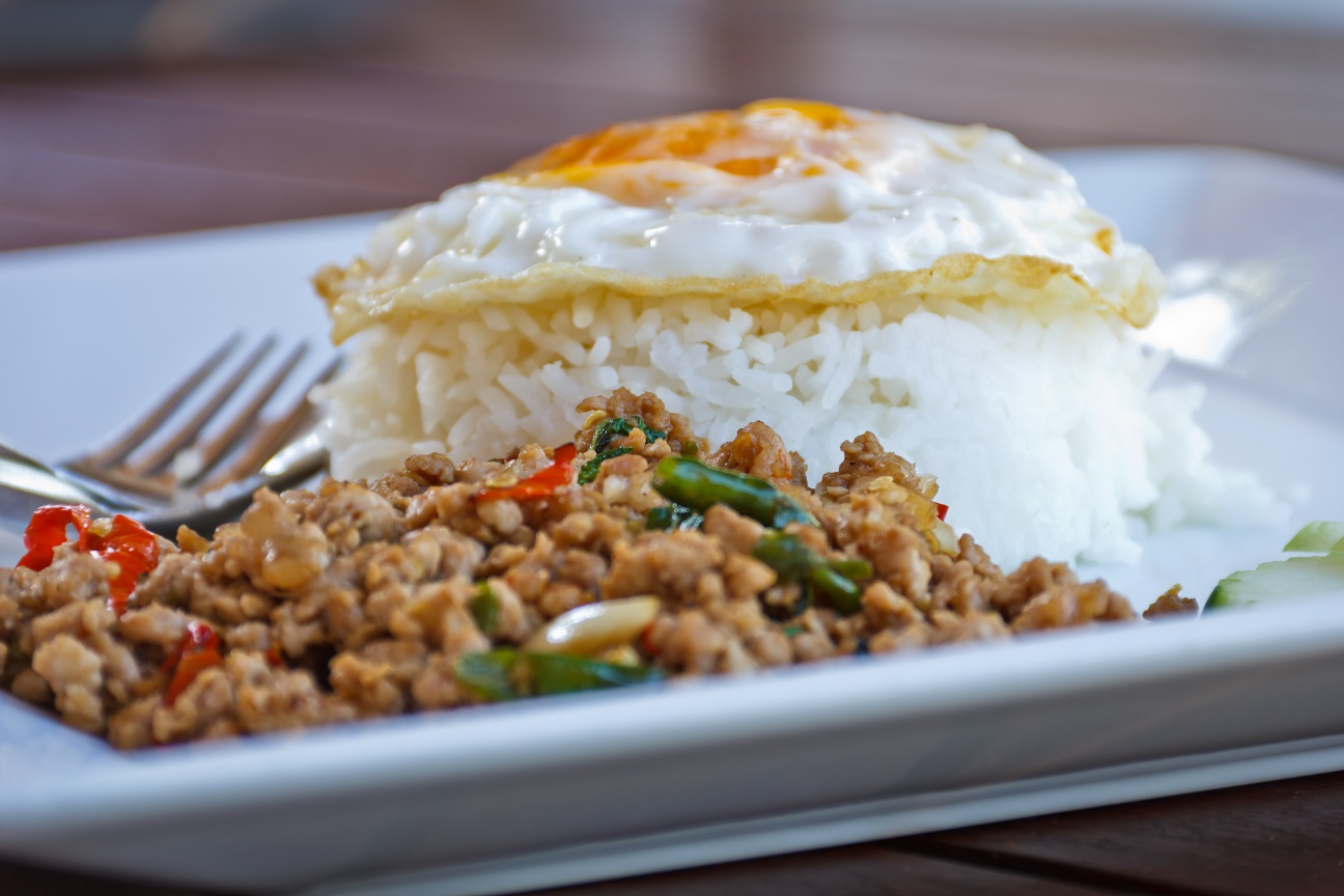 Stegt (og spinat) med kød (Pad Karpow) - opskrift - Lav thai mad