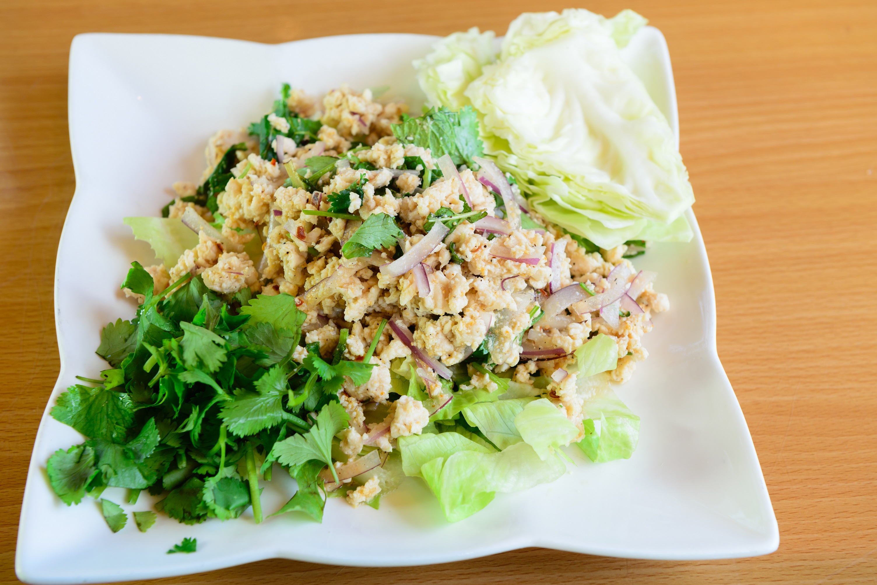 Stærk salat med kylling (Larb Gai) opskrift Lav thai mad