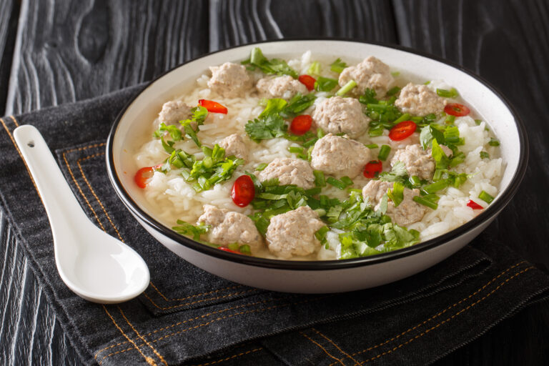 Rissuppe med svinekød (Khao tom muh)