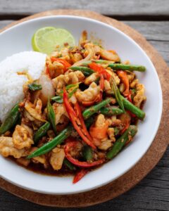 Spicy lynstegt kylling med rød karry (Gai pad prik gaeng)