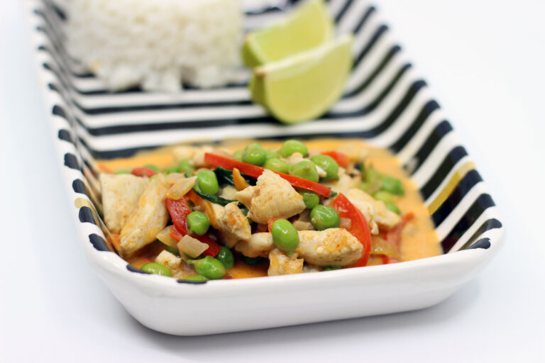 Lynstegt kylling i kokossovs (pad gathi)