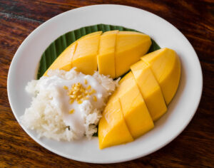 Thai mango sticky rice (Khao niaow ma muang)